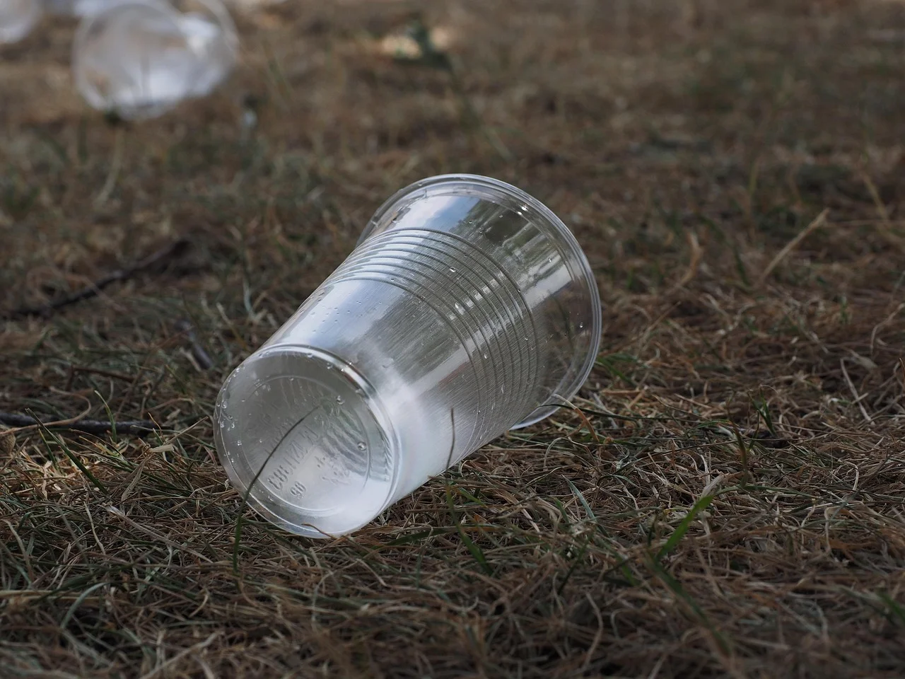 Découverte : le mystère des centilitres cachés dans votre gobelet en plastique