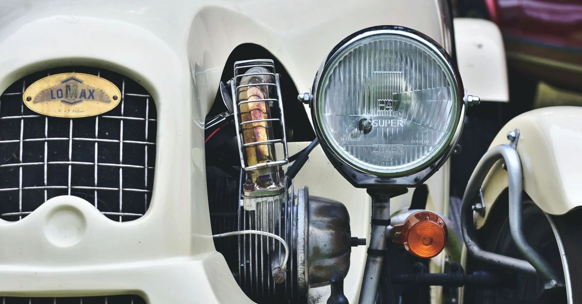 Vue détaillée d'un phare et d'une grille de voiture vintage Lomax.
