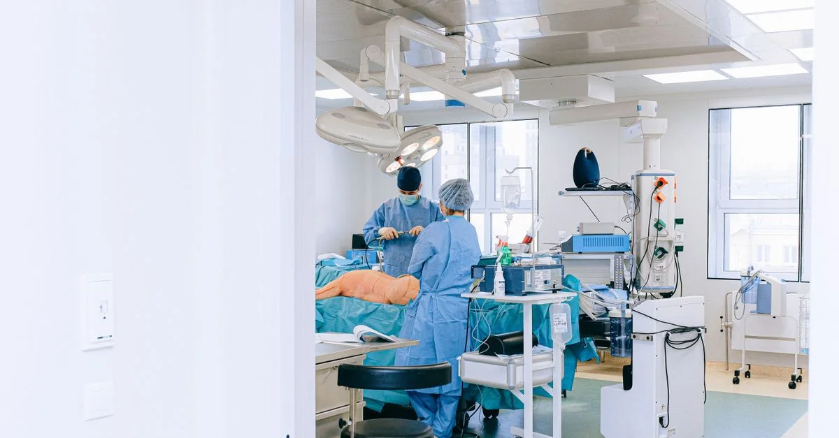 Une équipe médicale réalise une chirurgie dans une salle d'opération bien équipée et stérile.